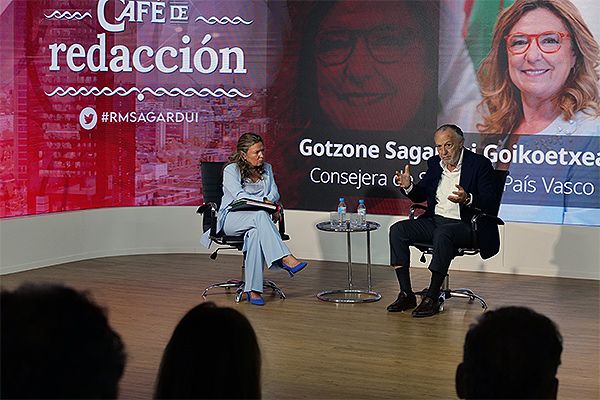 Gotzone Sagardui junto a José María Pino, presidente de Redacción Médica. 