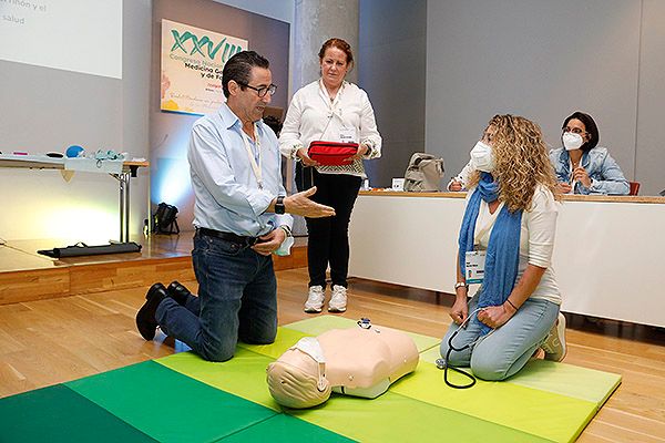 Dos participantes se someten a la simulación de un paciente en situación de emergencia.