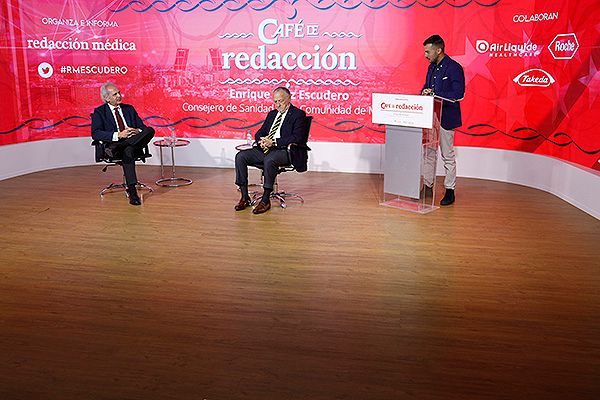 Enrique Ruiz Escudero; José María Pino, presidente y editor de Redacción Médica; y Jesús Arroyo, jefe de Autonomías de Redacción Médica en el arranque del Café de Redacción.