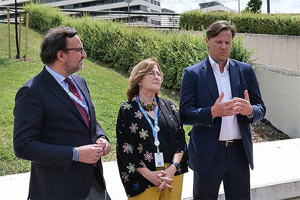 Bernardino Alcázar, neumólogo del Área de EPOC de Separ; Pilar Cebollero, presidenta del 55º Congreso de Separ; y Giuseppe Chiericatti, director general de Chiesi España. 