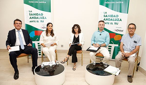 Rafael Segovia (Vox); Beatriz Jurado (PP); María Ángeles Prieto (PSOE); Guillermo Díaz (Ciudadanos); y Antonio Daponte (Por Andalucia) posan minutos antes de que arrancara el debate sanitario. 