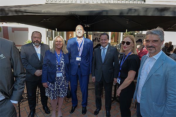 César Hernández, jefe de departamento de la Agencia Española de Medicamentos y Productos Sanitarios (Aemps); Birgit Schuhbauer, presidenta de la Asociación Europea de la Industria de Autocuidado (Aesgp); Alberto Bueno, presidente de la Asociación Española de Autocuidado (Anefp), Fernando Prados, director de Infraestructuras Hospitalarias de la Consejería de Sanidad de la Comunidad de Madrid; Jurate Svarcaite, directora general de la Aesgp; y Jaume Pey, director general de Anefp.