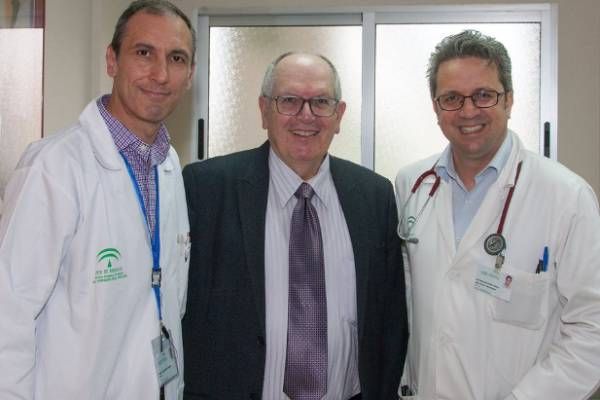 Ramiro Núñez Vázquez (izquierda) y José Antonio Pérez Simón (a la derecha), en una imagen tomada durante la visita de Ari Zimran, director de la Clínica Gaucher en el Centro Médico Shaare Zedek en Jerusalén.