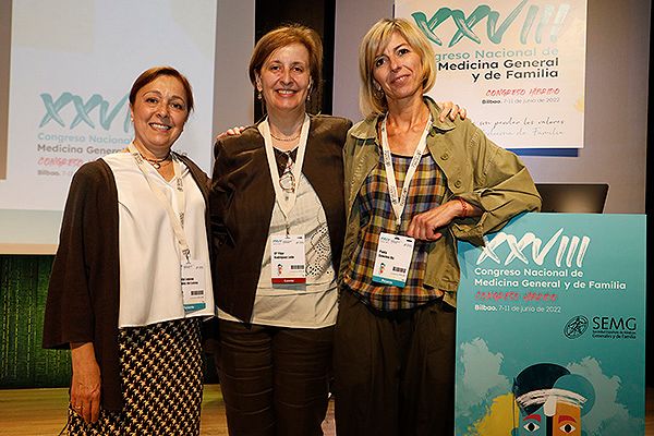 Begoña Lejona Martínez de Lecea, Responsable del Servicio de Biblioteca de la OSI; Pilar Rodríguez Ledo, vicepresidenta de la SEMG; y  Paula Sánchez Diz, coordinadora técnica de la línea de investigación covid persistente de SEMG. 