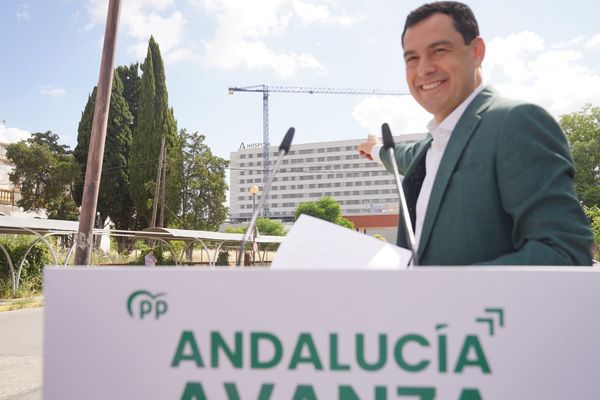 El candidato del PP, Juanma Moreno Bonilla, en los exteriores del Hospital Militar de Sevilla. 