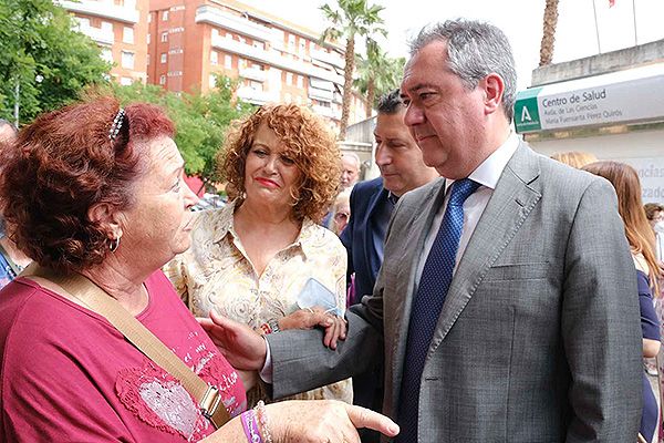 Juan Espadas durante una visita al Centro de Salud María Fuensanta de Sevilla Este