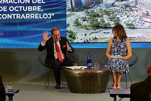 José Nieves y Ana Cabrero explican la reforna del Hospital Univerisitario 12 de Octubre.