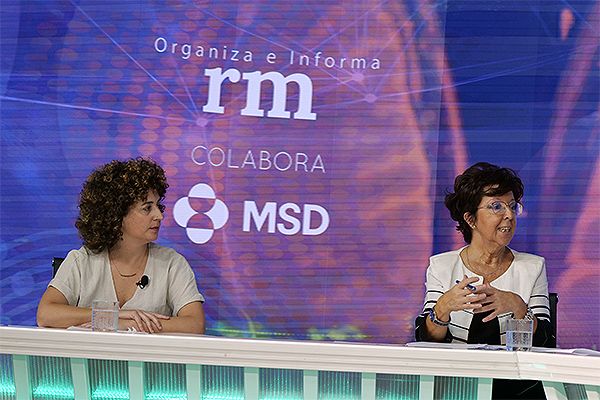 Ana Molina y Elena Andradas debaten sobre las desigualdades en el acceso a los procesos oncológicos. 
