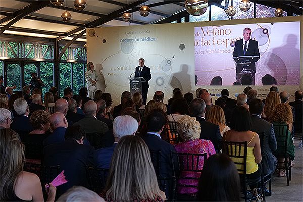 Vicente Alonso se dirige a los asistentes a la Gala de Verano de la Sanidad Española.