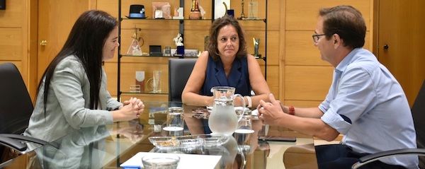 La presidenta del Colegio Profesional de Podólogos de Andalucía, María Rosario Correa; la consejera de Salud y Familias, Catalina García, y el vicepresidente del Colegio, Cecilio Gómez.