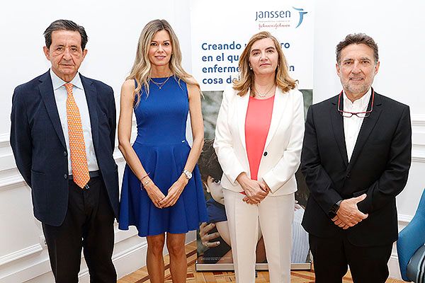 José Miguel Láinez, presidente de la Sociedad Española de Neurología (SEN); Henar Hevia, directora médica de Janssen España, Celia Oreja-Guevara, jefa de Neurología del Hospital Clínico San Carlos; y Xavier Montalván, jefe de Neurología del Hospital Universitario Vall d'Hebron.