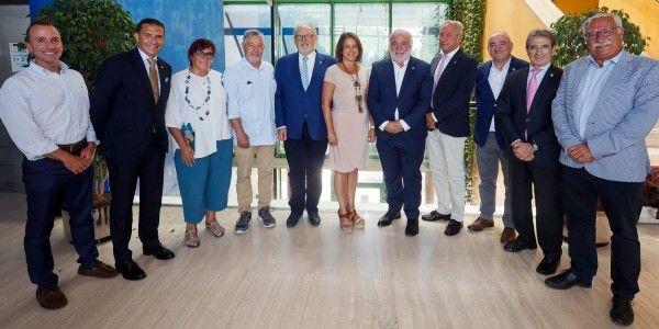 Catalina García junto a miembros del Consejo Andaluz de Colegios de Enfermería.