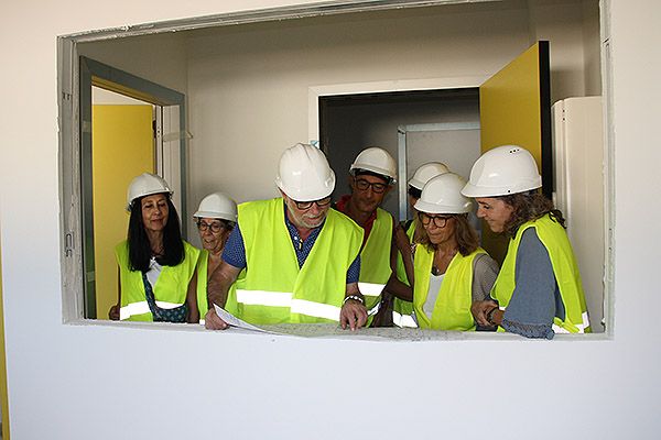 Los jefes de Servicio y responsables observando los planos de las nuevas instalaciones.