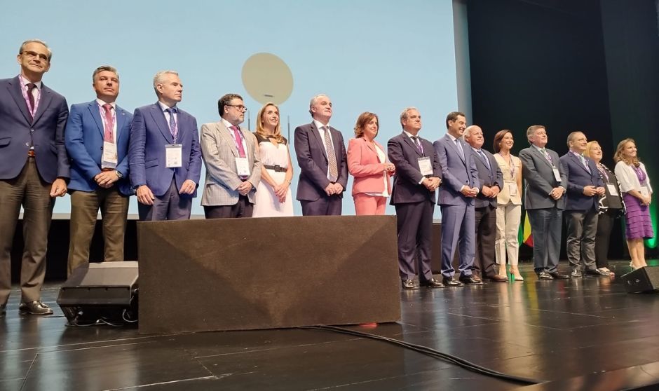 Juanma Moreno junto a Jesús Aguirre, Jesús Aguilar y Catalina García y los presidentes de los Colegios Oficial de Farmacia españoles.
