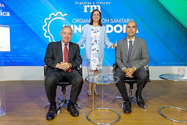 José Soto Bonel, presidente de la Sociedad Española de Directivos de la Salud; María del Mar Vázquez, gerente del Hospital Regional de Málaga; y Ricardo López, Director General de Sanitaria 2000.
