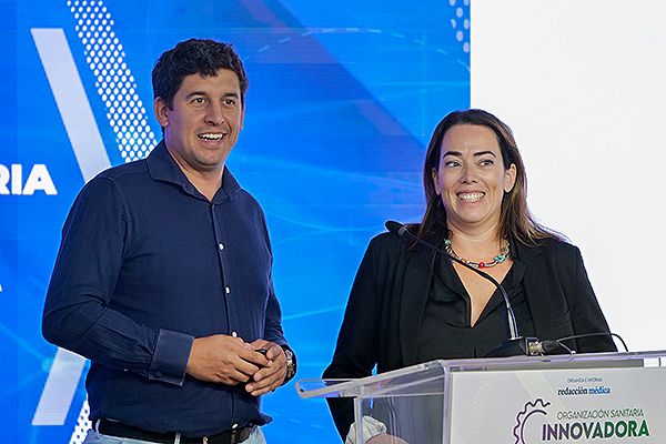 Abel García Sola, subdirector médico y hematólogo del Hospital Regional de Málaga; y  Andrea Luque, enfermera del Servicio de Hematología del Hospital Regional de Málaga.