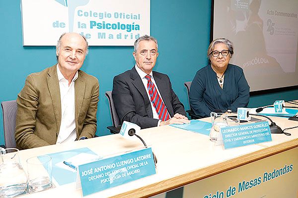José Antonio Luengo, decano del Colegio Oficial de la Psicología de Madrid; Leonardo Marcos, director general de Protección Civil y Emergencias del Ministerio del Interior; y Mónica Pereira, coordinadora del Grupo de Urgencias, Emergencias y Catástrofes.