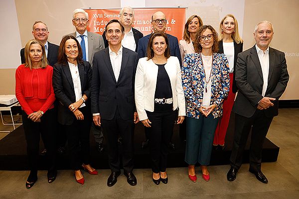 Foto de familia del XVIII Seminario Industria Farmacéutica & Medios de Comunicación.
