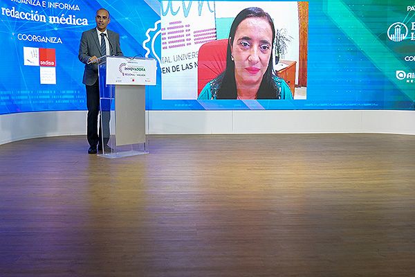 Ricardo López, Director General de Sanitaria 2000, y María Ángeles García, Presidenta de la Agrupación Territorial de Sedisa en Andalucía.