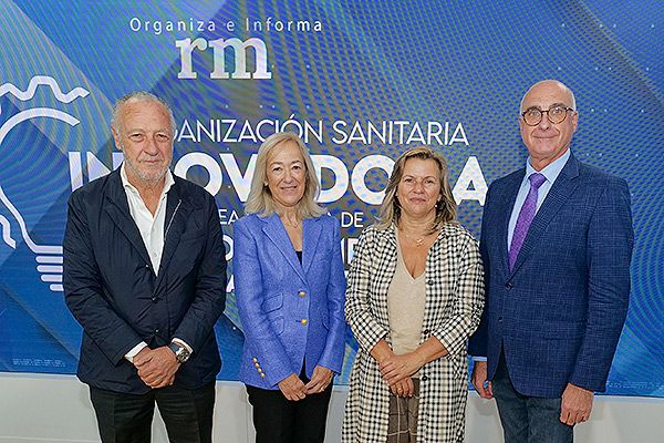 José María Pino, presidente-editor de Redacción Médica; Estrella López-Pardo, gerente del Sergas; Eloína Núñez, gerente del Área Sanitaria de Santiago de Compostela y Barbanza y presidenta de la Agrupación Territorial de la Sociedad Española de Directivos de la Salud (SEDISA) en Galicia; y Jesús Sanz Villorejo, vicepresidente de SEDISA.