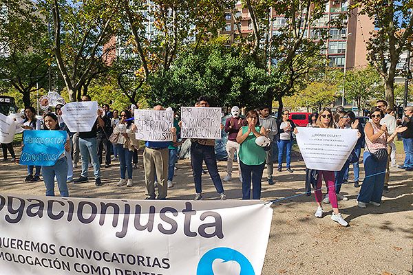 Manifestación de profesionales sanitarios por la homologación a las puertas del Ministerio de Universidades. 