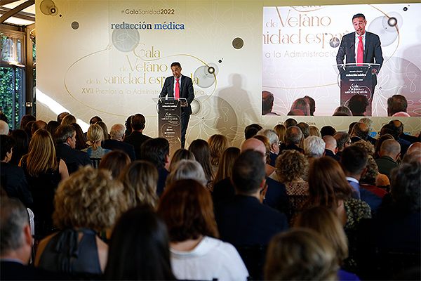 Un momento de la participación de Juan Vera en la ceremonia, en la que ha destacado la importancia de abordar las patologías específicas de las mujeres para todo el sistema sanitario. 