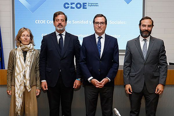 Natalia Roldán,  vicepresidenta de la Comisión de Sanidad y Asuntos Sociales de CEOE y presidenta de la Asociación de Empresas de Servicios para la Dependencia (AESTE); Carlos Rus, presidente de ASPE; Antonio Garamendi, presidente de la CEOE; y Luis de Palacios, vicepresidente de la Comisión de Sanidad y Asuntos Sociales de CEOE y presidente de la Federación Empresarial de Farmacéuticos Españoles (FEFE).