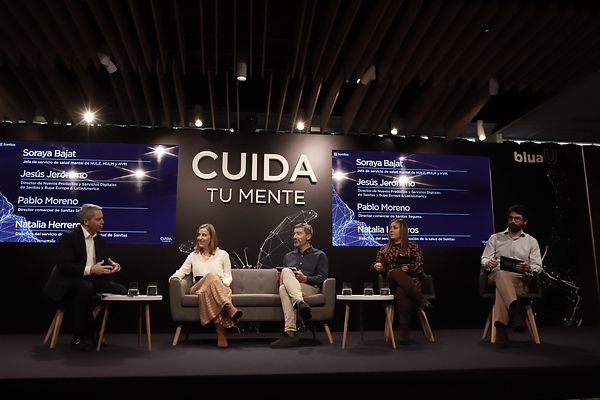 Vicente Vallés, periodista y conductor del encuentro; Natalia Herrero, directora del servicio de promoción de la salud de Sanitas; Jesús Jerónimo, director de nuevos productos y servicios digitales de Sanitas y Bupa Europe & LatinAmerica; Soraya Bajat, jefa se servicio de salud mental de HULZ, HULM y HVM y Pablo Moreno, director comercial de Sanitas Seguros.