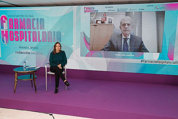 En la pantalla, Jon Iñaki Betolaza; en el escenario, Esther Ortega, introductora del evento y jefa de la Sección de Especialidades de Redacción Médica.