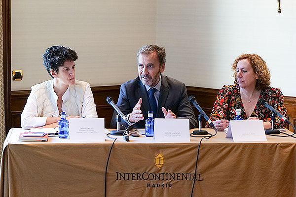 Camino del Río, presidenta de Seinav; Carlos Molinero, director de Medication Delivery Solution de BD; y Marian Cubero, del Hospital Clínico San Carlos de Madrid, una de autoras de la norma.