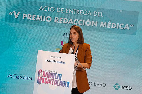 Cristina Villanueva, tras recoger el V premio Redacción Médica.
