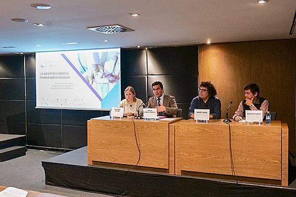 Ana Isabel Guillén, jefe Servicio Trabajo Social, Área Sanitaria Santiago de Compostela y Barbanza; Ramón Morillo Verdugo, farmacéutico Especialista del Hospital de Valme y miembro del Grupo coordinador de ADHEFAR; Hernán Cancio, psicólogo y Director Instituto ANTAE; y Salvador Casado, médico de Familia en el Centro de Salud Miraflores de la Sierra en Madrid.