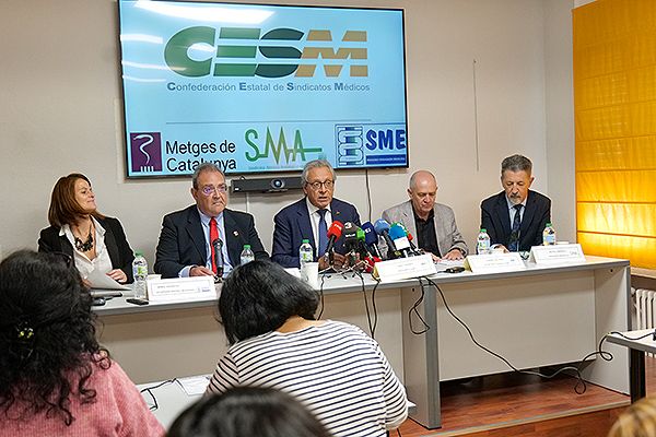 Los responsables sindicales del Sindicato Médico de Euskadi, Metges de Catalunya, el presidente de CESM, secretario general de CESM, y el presidente del Sindicato Médico Andaluz.