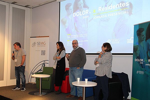 Jonatan Carrera, médico de Atención Primaria en el Centro de Salud de Becerreá (Lugo); Carmen Rocío García, médica de Atención Primaria en el Centro de Salud Bailén (Jaén); Alberto Freire, médico de Atención Primaria en el Centro de Salud de Culleredo (A Coruña); y Juana Sánchez, médica recién jubilada de Atención Primaria en el Centro de Salud Daroca (Madrid); en la presentación de las jornadas del dolor de la SEMG.