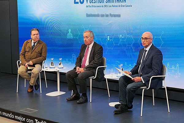 Rafael García, vicepresidente del 23ª Congreso Nacional de Hospitales y Gestión Sanitaria; José Soto, presidente de Sedisa; y Jesús Sanz, presidente de Ande.