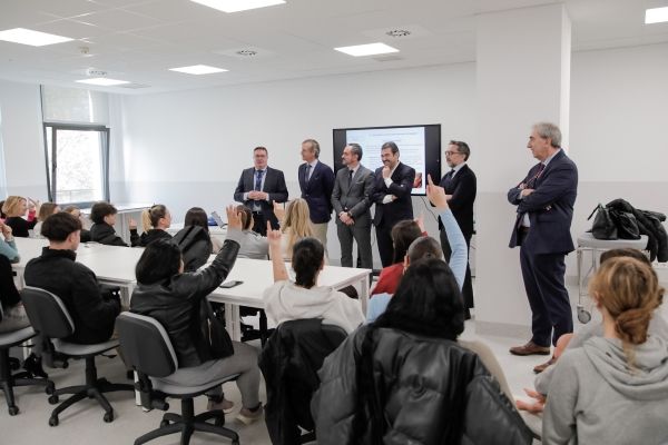 Visita al centro del viceconsejero de Organización Educativa de la Comunidad de Madrid, Manuel Bautista, junto al diputado Nacional por el Partido Popular y candidato a la alcaldía de Alcorcón, Antonio González Terol, y Manuel Sánchez, CEO de Tech Institute. Han estado acompañados por Alejandro Abarca Cidón, consejero delegado de HM Hospitales y por Javier García Isasi, director del Centro de Formación Profesional HM Hospitales.