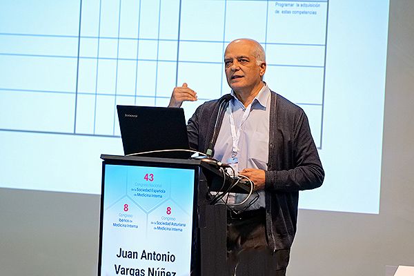 Juan Antonio Vargas Núñez, presidente de la Comisión de la Especialidad de Medicina Interna. 