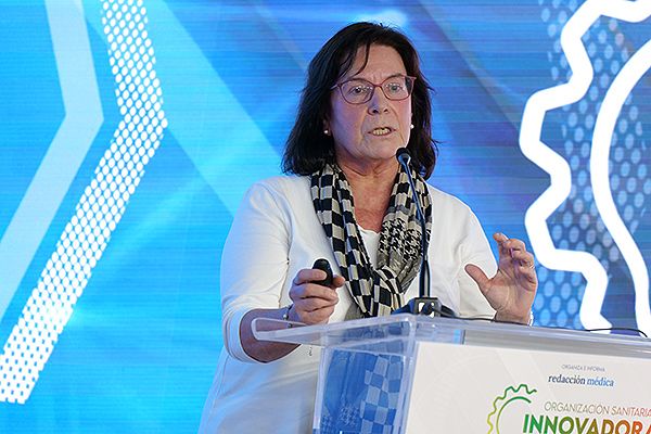  Teresa Acaiturri, subdirectora de Evaluación Económica de la Organización Sanitara Integrada (OSI) de Cruces, durante su exposición.
