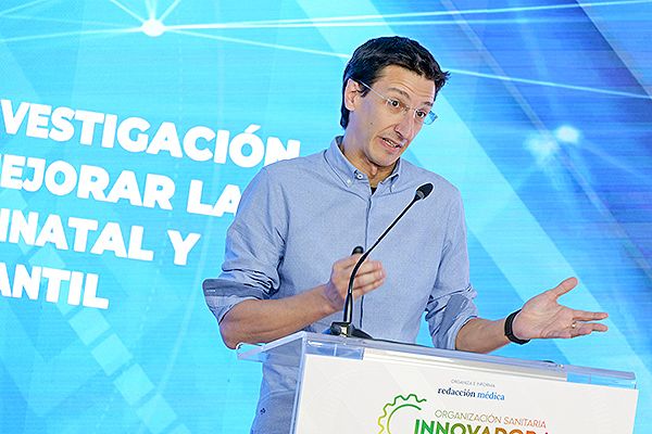 Jorge Burgos, jefe de sección de Obstetricia y Ginecología del Hospital Universitario de Cruces, durante su intervención.