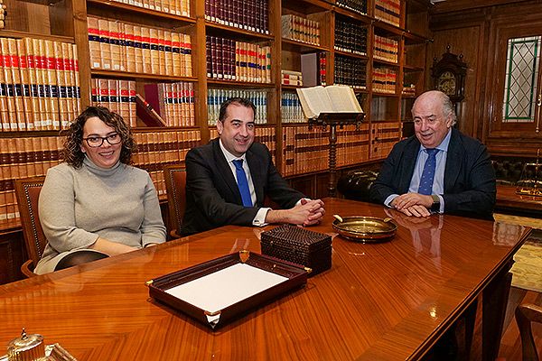 Silvia Barrios García, José Luis de Vicente Álvarez y Ricardo De Lorenzo, en el bufete de De Lorenzo Abogados. 