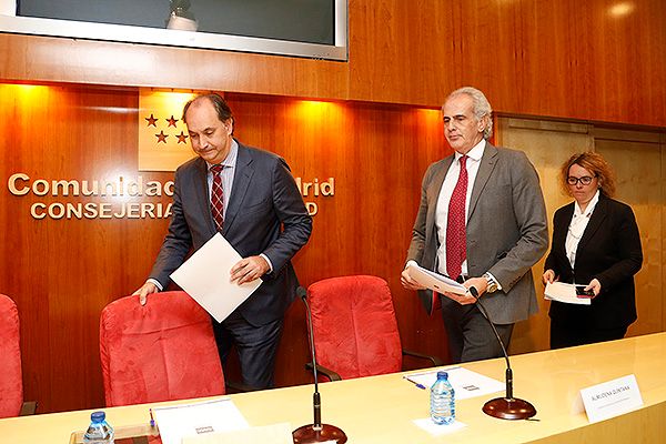 Miguel López-Valverde, director general de Sistemas de Información y Salud Digital; Enrique Ruiz Escudero, consejero de Sanidad de la Comunidad de Madrid; y Almudena Quintana, gerente asistencial de Atención Primaria.