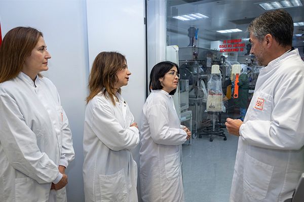 Cristina Henríquez y Silvia Calzón junto a la ministra de Sanidad, Carolina Darias, en las instalaciones de GSK.