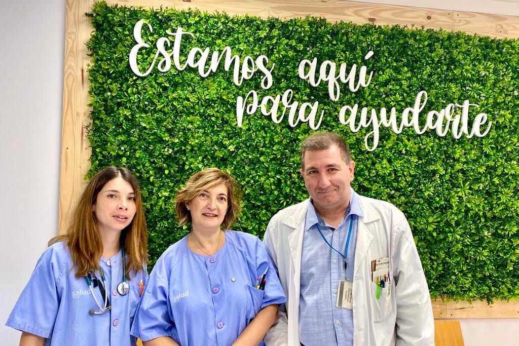 El equipo que atiende en el hospital zaragozano a los pacientes con cáncer gástrico: Paula Gomila, Mayte Álvarez y Roberto Pazo Cid.