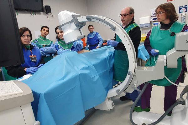 Francisco Gómez enseñando a sus alumnos.