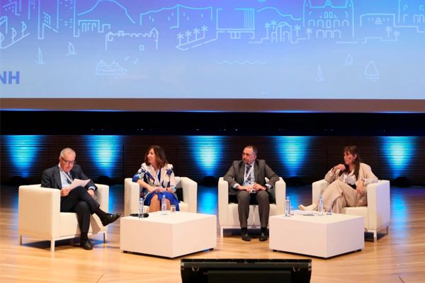 José Soto, Patricia Gómez, Julio García y Sira Repollés durante su conferencia en el 23 Congreso Nacional de Hospitales y Gestión Sanitaria.