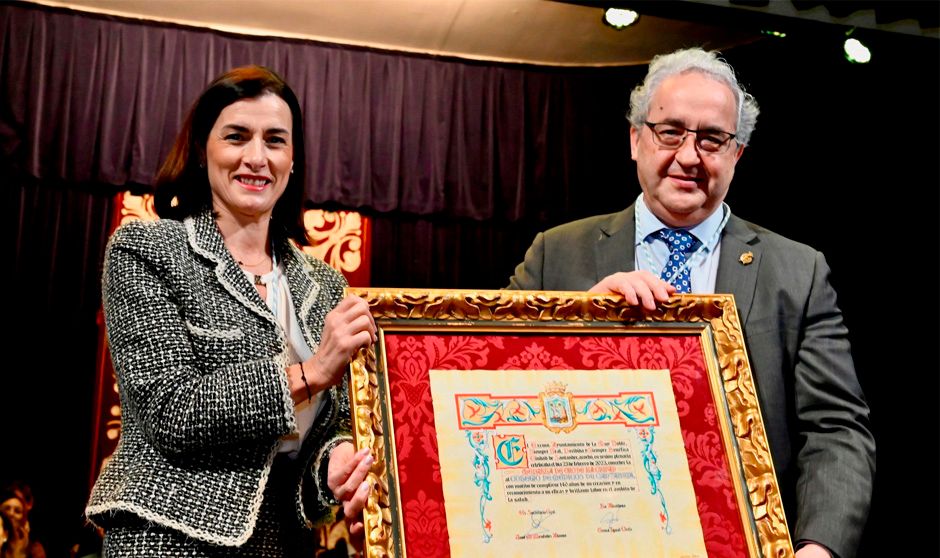 Gema Igual entrega la Medalla de Oro de Santander a Javier Hernández de Sande.