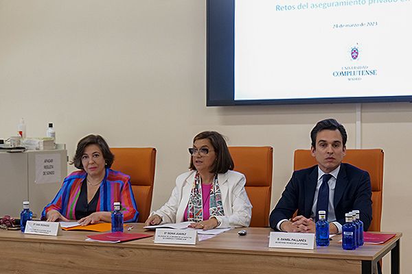  Ana Rosado, directora de la Cátedra Salud Sostenible y Responsable; Sonia Juárez, delegada de la decana de la Facultad de Comercio y Turismo de la Universidad Complutense de Madrid; y Daniel Pallarés, secretaría técnica de la Cátedra.