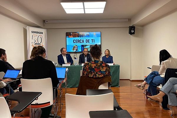 Momento en el que Semergen presenta el documental 'Cerca de ti'.