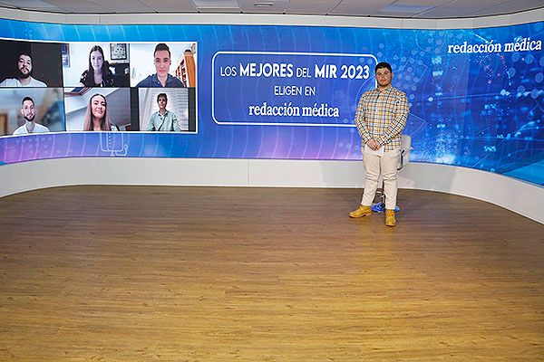 Pedro Jesús Millán, número 6 del MIR 2023, participa presencialmente en un encuentro en Redacción Médica junto a seis de los mejores aspirantes que asisten vía online.