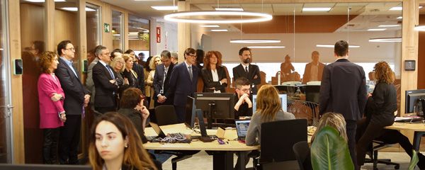 Las autoridades realizan una visita a la nueva sede central de Sanofi en España.